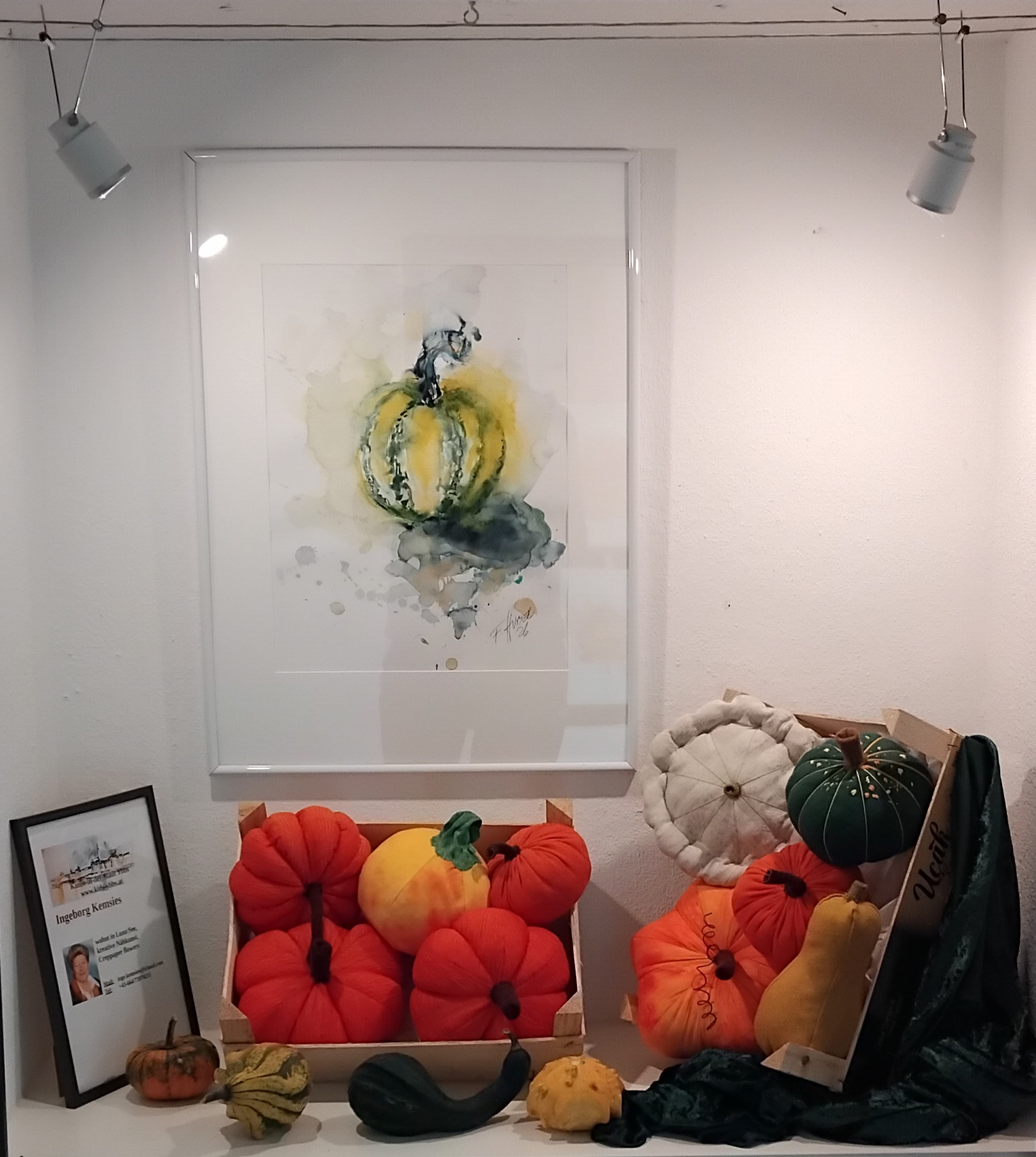 Kürbisse, kreative Nähkunst in Inges Vitrine.